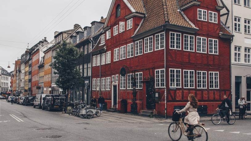 Pige på cykel i Møntergade i Indre København.